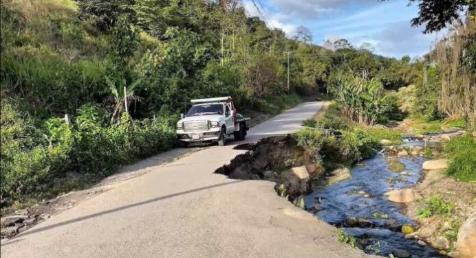 Más de Mil 200 familias en riesgo por el colapso de la vía en Río Chiquito