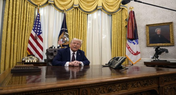 Trump afirma que el ayatolá Ali Jameneí murió