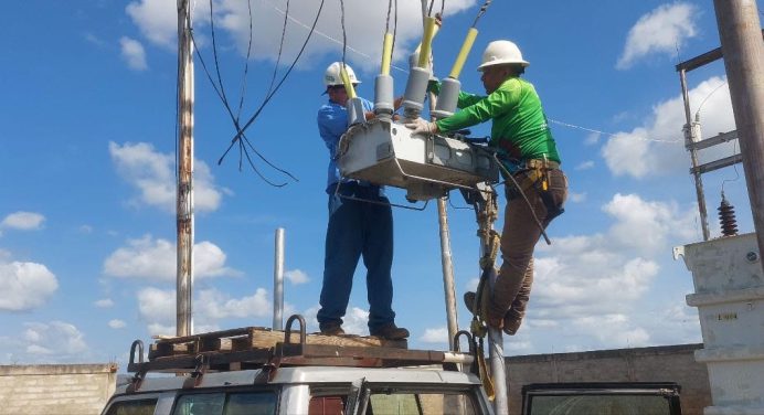 Corpoelec instala nuevo reconectador en la subestación San Félix del municipio Cedeño