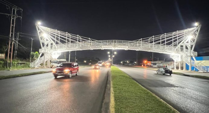 Lista e iluminada quedó la pasarela en la avenida Bella Vista