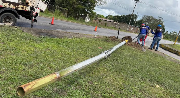 Reparan alumbrado público en la avenida Cruz Peraza