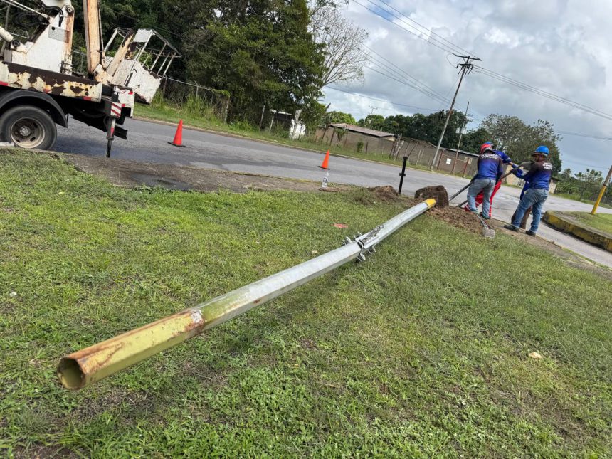 Reparan alumbrado público en la avenida Cruz Peraza 1 alumbrado