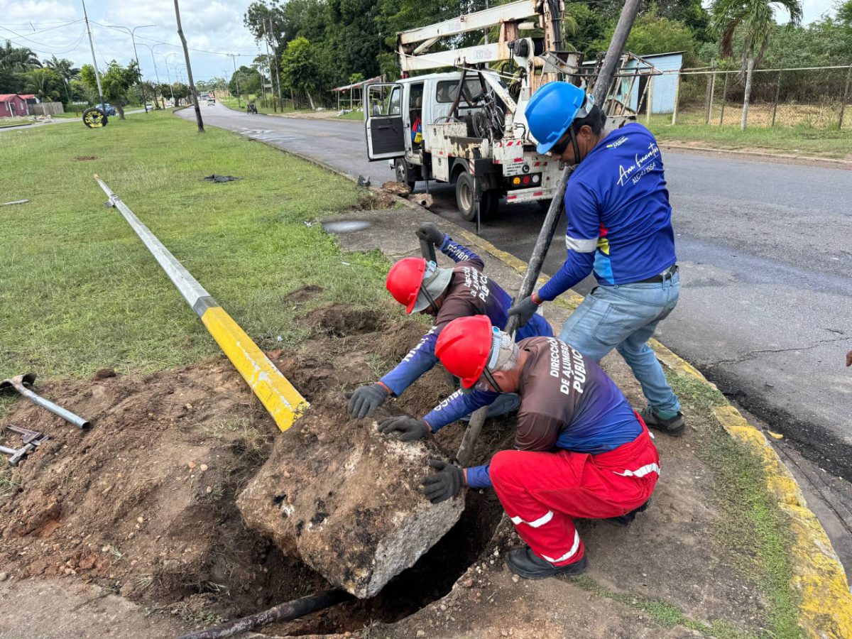 Reparan alumbrado público en la avenida Cruz Peraza 2 alumbrado2