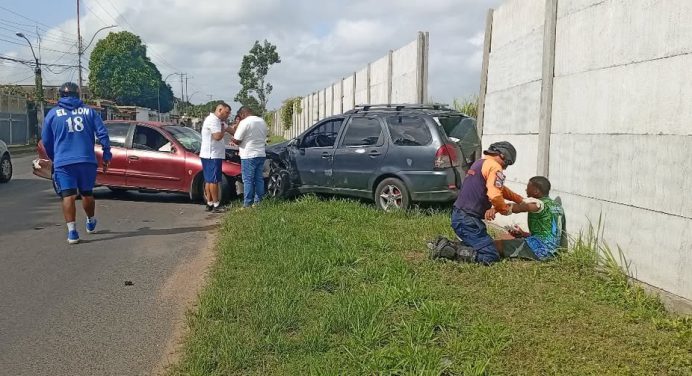 Choque en carretera perimetral del Aeropuerto deja menor lesionado