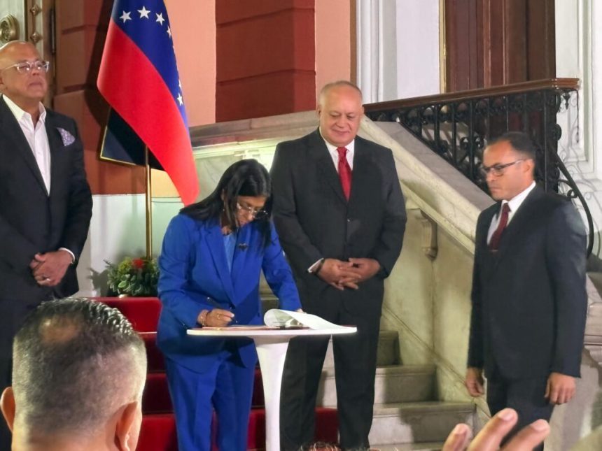 Presidenta Rodríguez al promulgar Ley de Amnistía: Hay que saber pedir perdón 1 Delcy Rodríguez