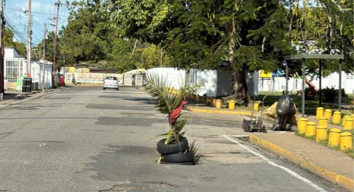 Enorme hueco tragamoto genera peligro en Brisas del Orinoco