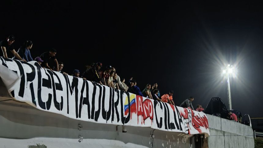 Jóvenes de Monagas realizan pancartazo por Nicolás Maduro 1 pancartazo