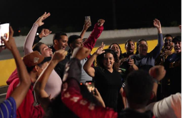 Jóvenes de Monagas realizan pancartazo por Nicolás Maduro 2 pancarta