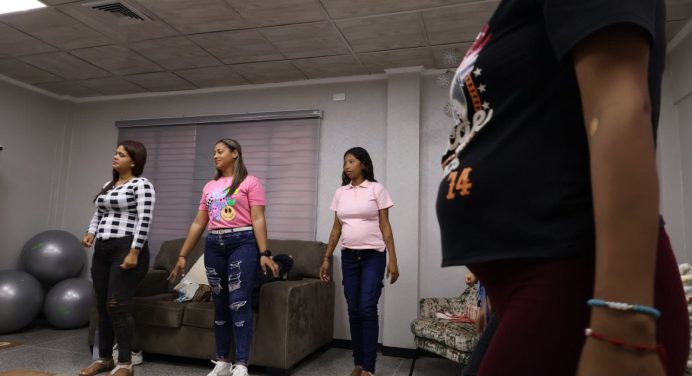 Mujeres embarazadas son atendidas con ejercicios prenatales en el Immufa