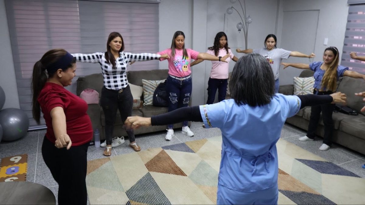 Mujeres embarazadas son atendidas con ejercicios prenatales en el Immufa 2 parto2