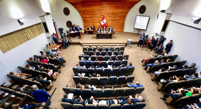 Congreso de Perú escogerá este miércoles al nuevo presidente interino