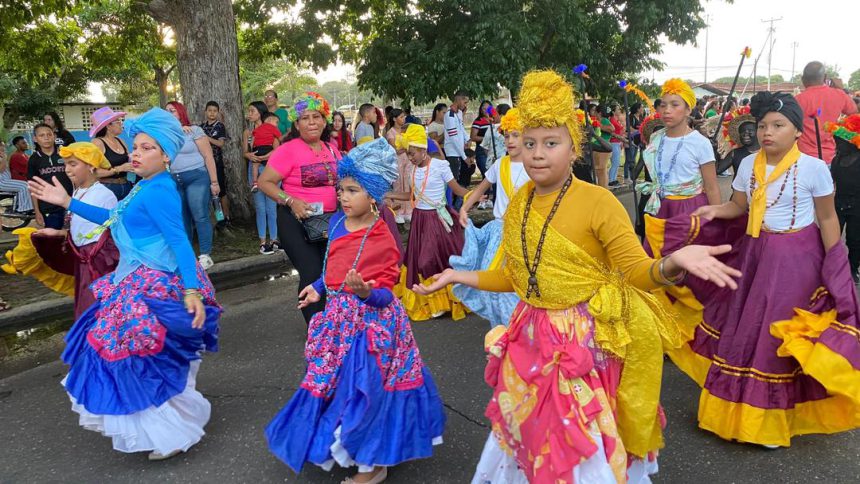 Con un desfile lleno de color y alegría celebran grito de Carnaval en Sotillo 1 Sotillo