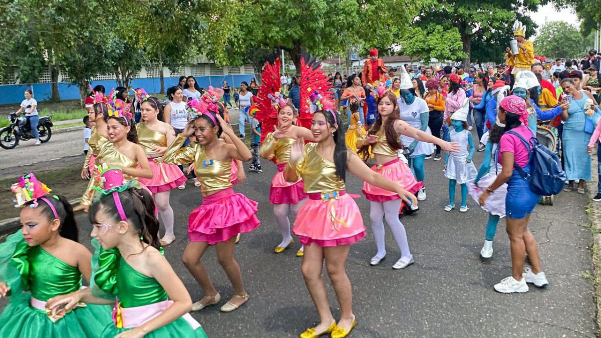 Con un desfile lleno de color y alegría celebran grito de Carnaval en Sotillo 4 sotillo4