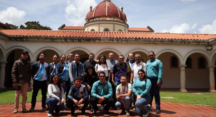 Comunicadores asistieron al taller «Del altar a la sala de redacción»
