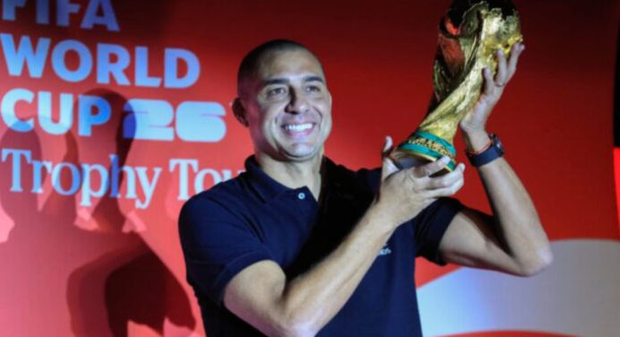 Trofeo de la Copa del Mundo llega a Bogotá de la mano de Trezeguet