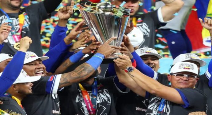 Trofeo del Clásico Mundial de Béisbol llegará esta tarde al país