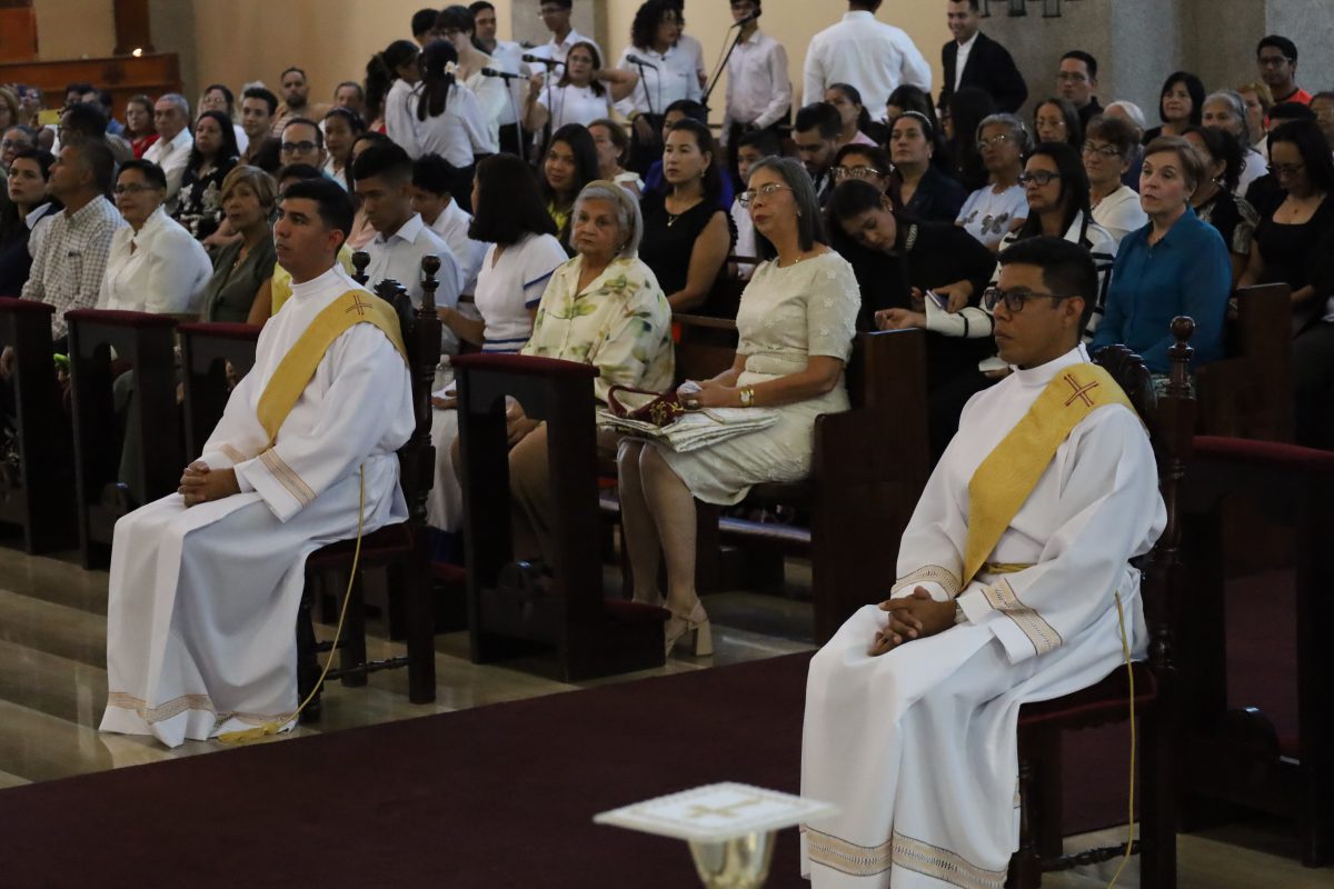 Amilkar Venales y Adrián Arriojas fueron ordenados sacerdotes en la Catedral 6 IMG 5952.JPG