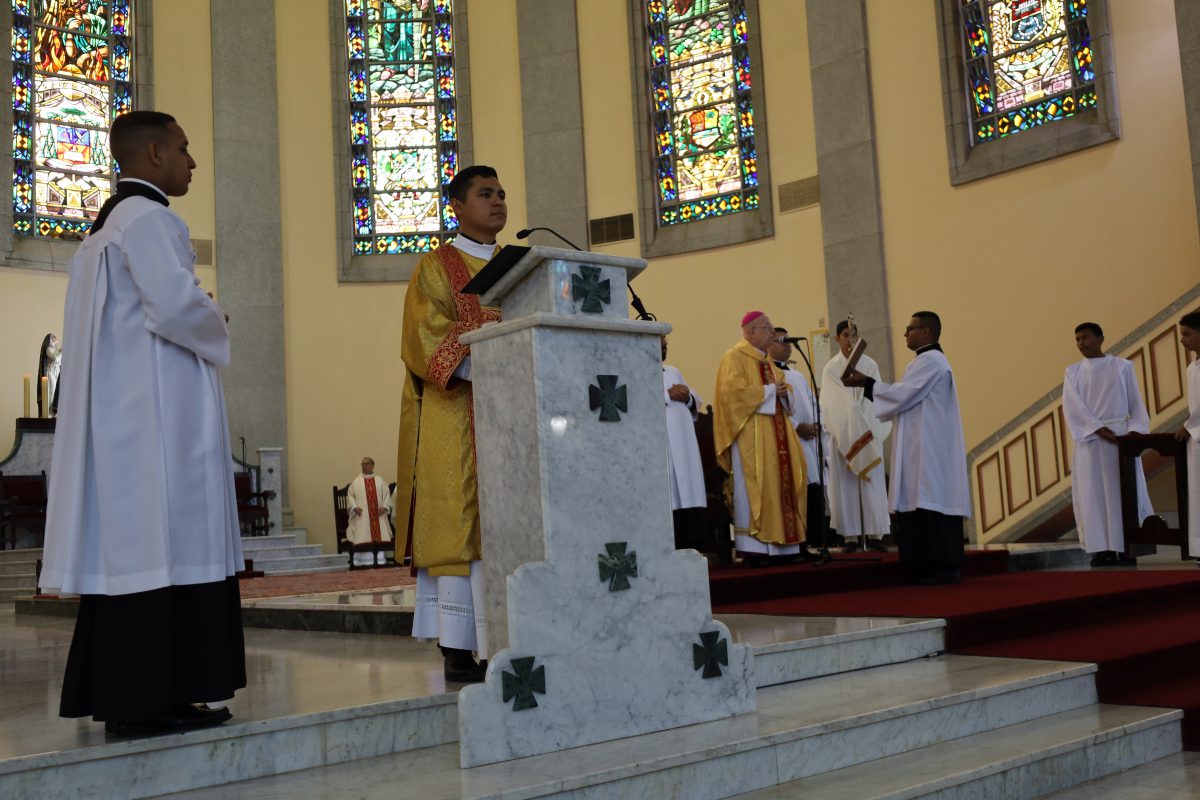 Amilkar Venales y Adrián Arriojas fueron ordenados sacerdotes en la Catedral 5 IMG 6018.JPG