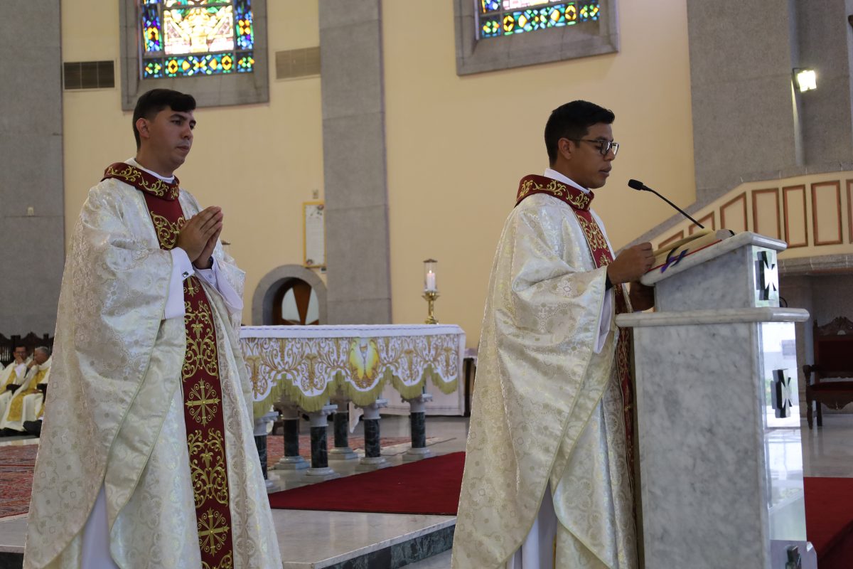 Amilkar Venales y Adrián Arriojas fueron ordenados sacerdotes en la Catedral 3 IMG 6498.JPG