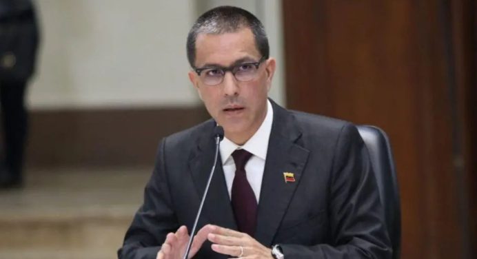 Arreaza informa la libertad plena de 5.628 ciudadanos gracias a la Ley de Amnistía