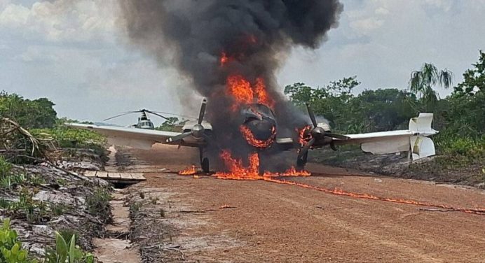 FANB desmantela aeronave cargada con más de 3,000 litros de combustible en Amazonas