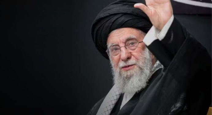 Israel afirma haber bombardeado en Qom la reunión para elegir al sucesor de Jameneí