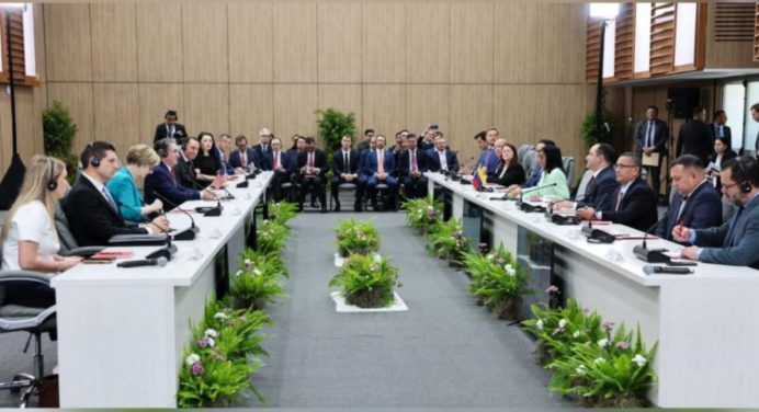 Presidenta (E) Delcy Rodríguez encabeza firma de acuerdos de cooperación con Shell