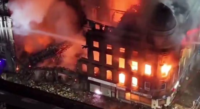Histórico edificio en Glasgow, Escocia ardió en llamas