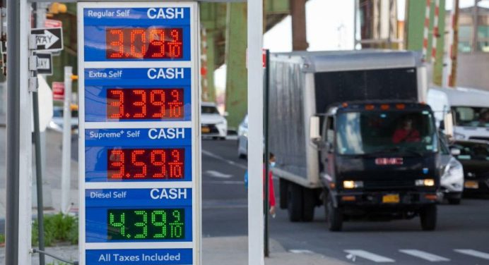 Trump evalúa opciones adicionales para contener los precios de la gasolina