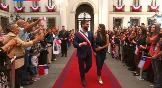 Boric deja el palacio de La Moneda en ruta hacia la investidura de Kast