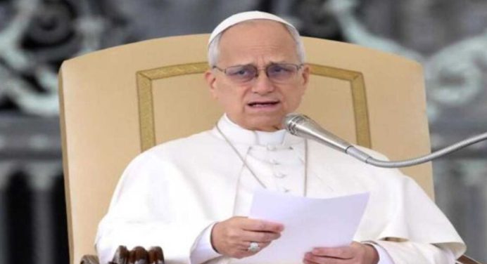 El papa pide diplomacia en Oriente Medio en conversación con Mahmud Abás