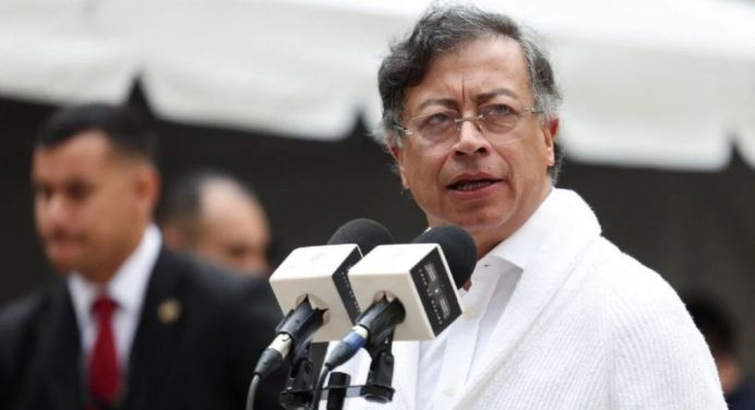 Petro: Hay 27 cuerpos calcinados tras bombardeos en frontera colombo-ecuatoriana