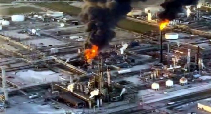 Potente explosión en una refinería en Texas, EE. UU.