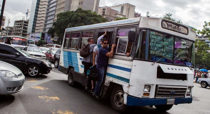 Gobierno nacional fija el pasaje urbano en Bs. 100