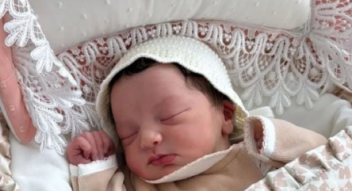 Alcaldesa Ana Fuentes anunció el nacimiento de su segunda hija