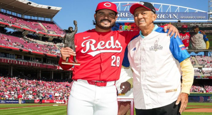Eugenio Suárez recibió el premio Luis Aparicio