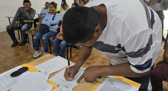 Firman acta convenio para el financiamiento de proyectos socioproductivos en Caripe