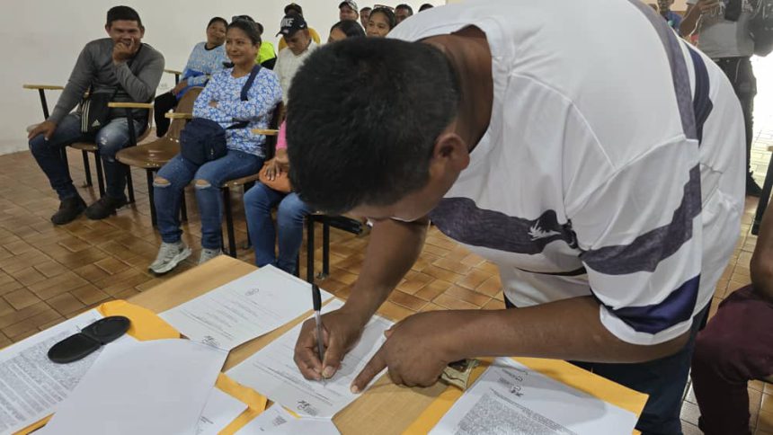 Firman acta convenio para el financiamiento de proyectos socioproductivos en Caripe 1 acta