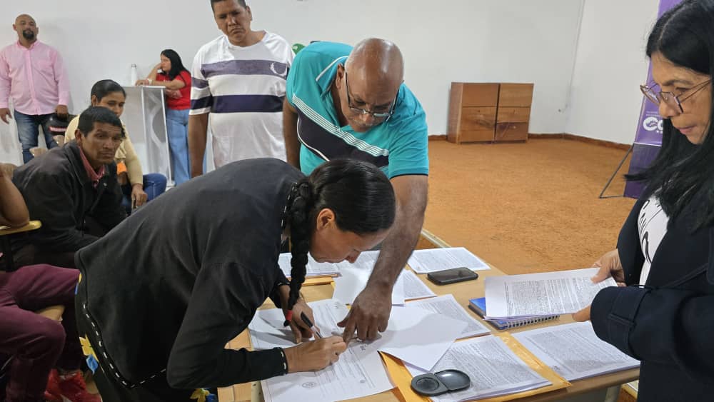 Firman acta convenio para el financiamiento de proyectos socioproductivos en Caripe 2 acta2