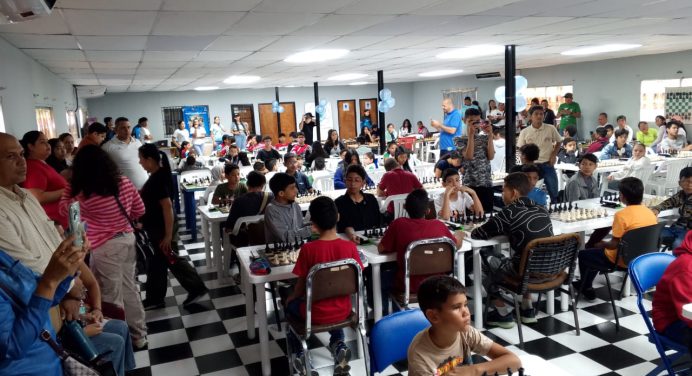Más de 100 atletas participan en festival estadal de ajedrez escolar en Monagas