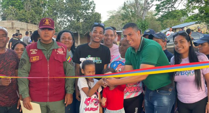 Alcaldesa León entrega primera etapa de la rehabilitación de cancha en Ciudad Caribe