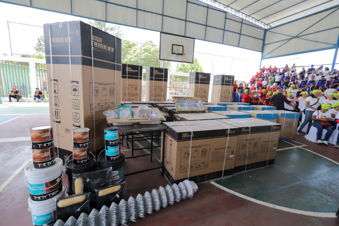 Gobierno entrega dotación para 20 instituciones educativas en Monagas 2 dotacion2