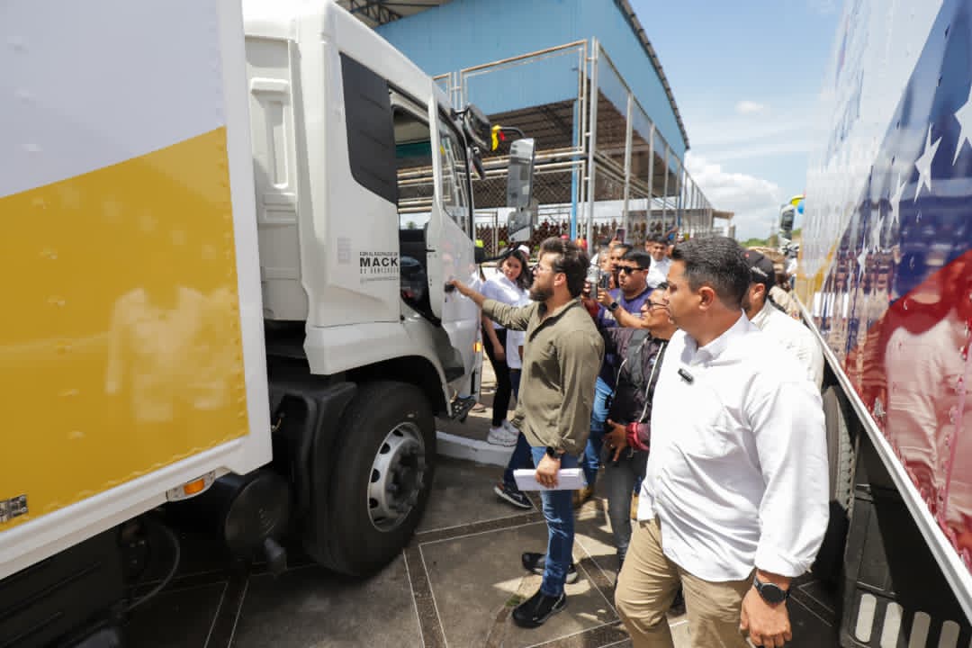 Gobierno entrega dotación para 20 instituciones educativas en Monagas 4 dotacion4