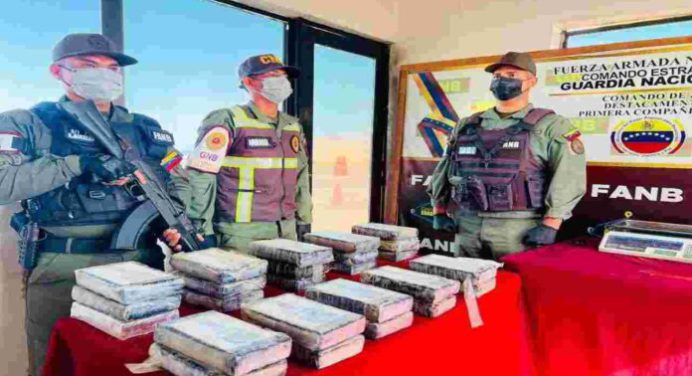 Hallan más de 28 kilos de droga en playa de Falcón