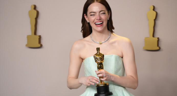 Emma Stone busca su tercer Óscar por su papel en Bugonia