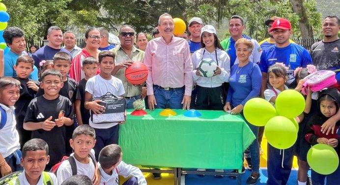 Alcalde «Chúo» Velásquez rehabilitó cancha de la escuela Simón Bolívar