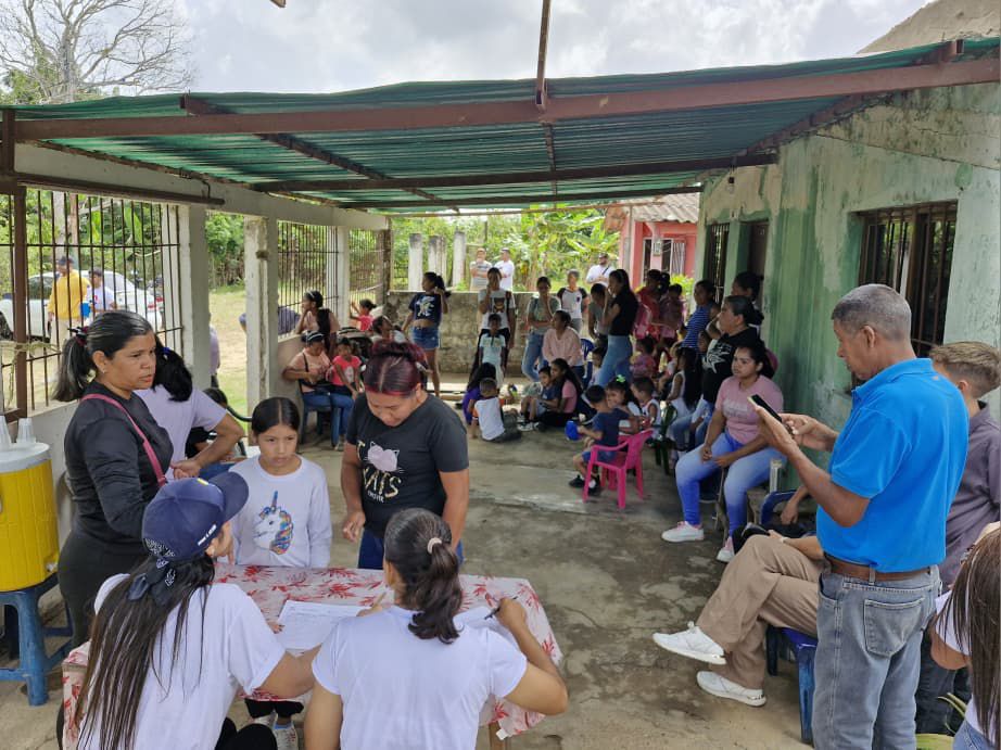 En Primero de Mayo recibieron jornada médico social de FVSL 4 fvsl4