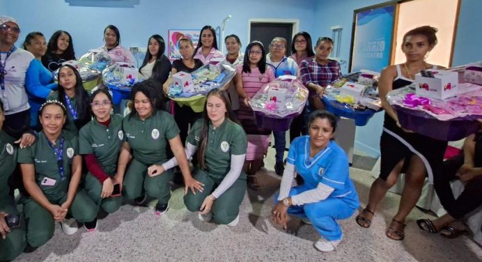 Agasajan y entregan canastillas a mujeres de Libertador