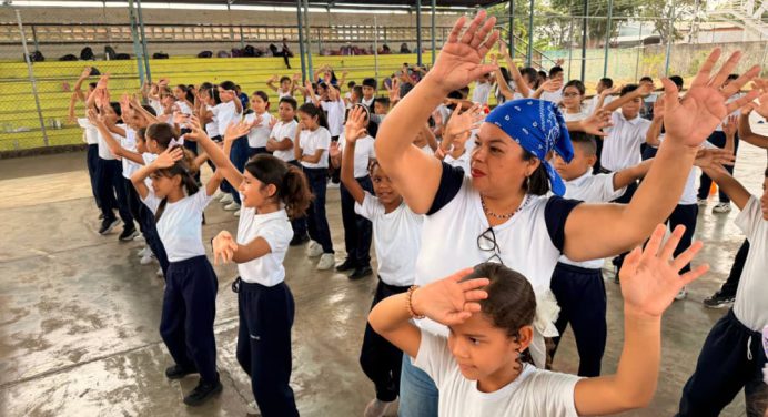 Estudiantes de la Escuela Juan Milá de la Roca reciben atención deportiva
