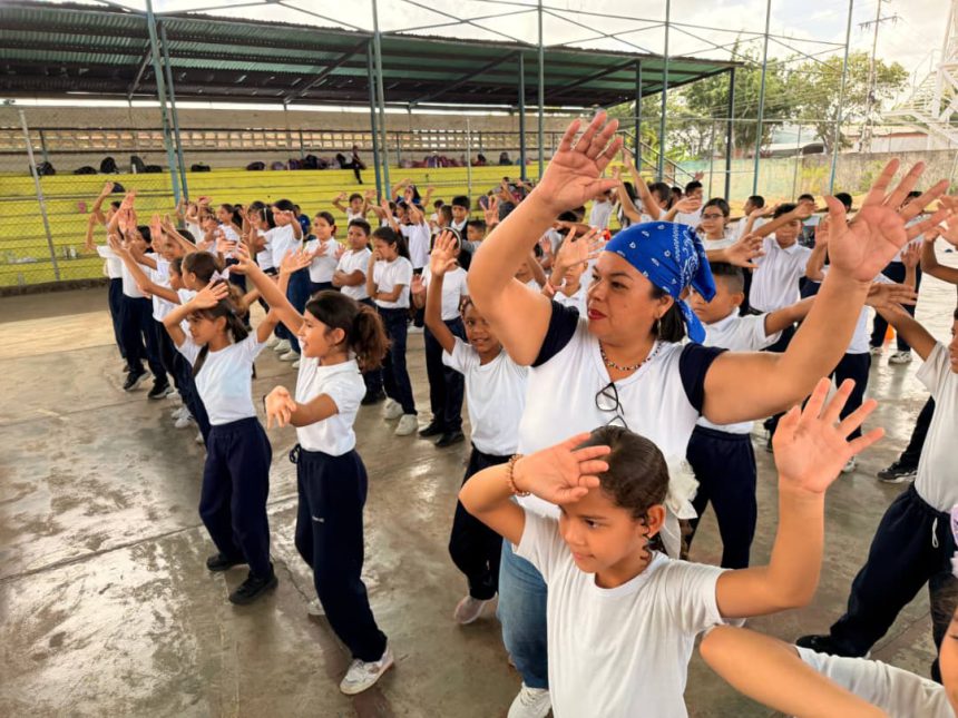 Estudiantes de la Escuela Juan Milá de la Roca reciben atención deportiva 1 niños